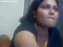 Desi aunty Nude on Webcam Showing her Big BOobs & Pussy Mms