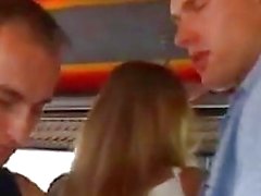 Palpa il Sedere a una ragazza sul Bus